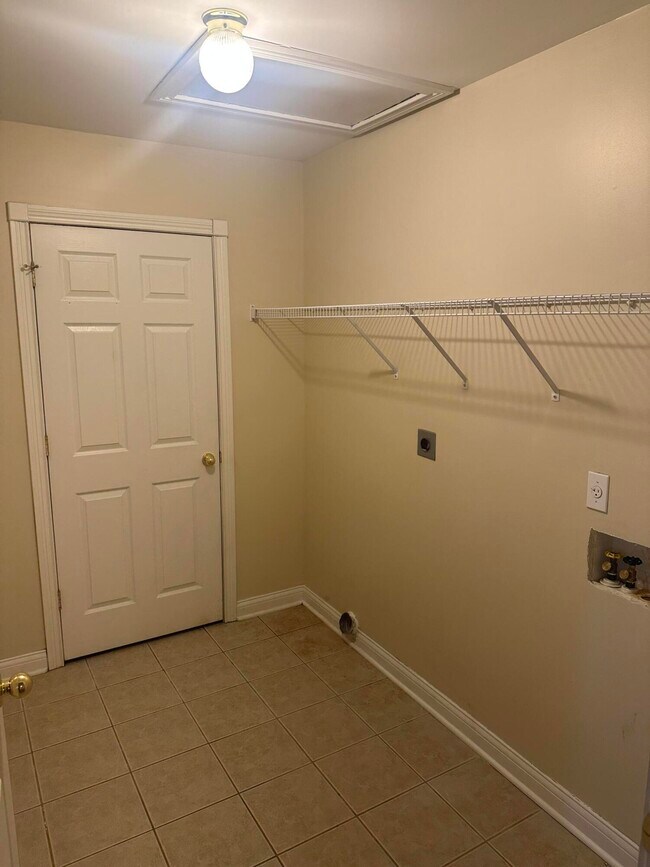 Building Photo - 6 Hudson Hollow Road