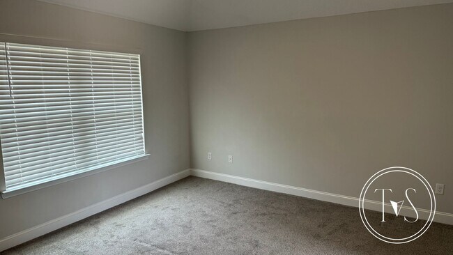 Building Photo - RATE DROP ALERT (was $2500/month) and MOVE-IN SPECIAL: $500 OFF 1ST MONTH'S RENT!**