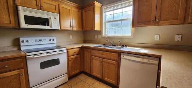 Building Photo - Spacious Town House for Rent