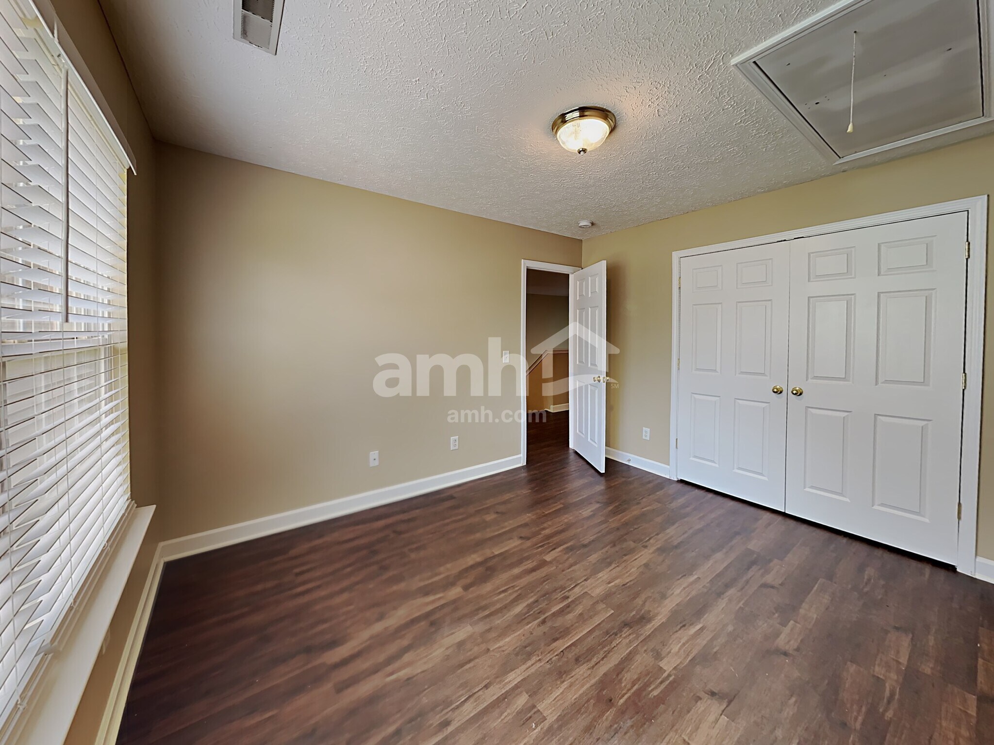 Building Photo - 8028 Meadowview Ln