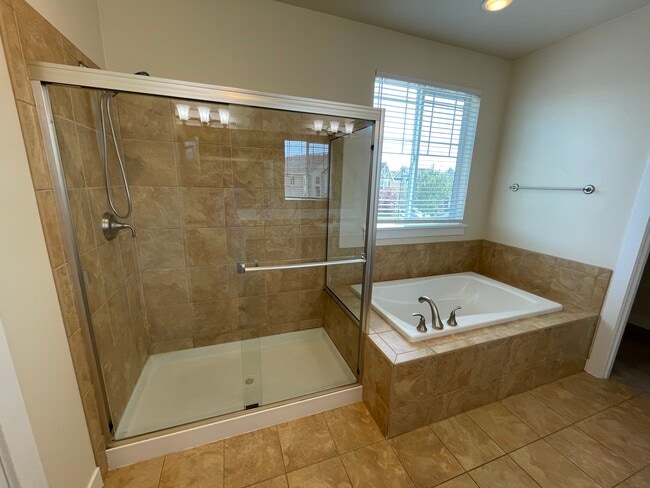 Building Photo - 13904 North Pointe Cir