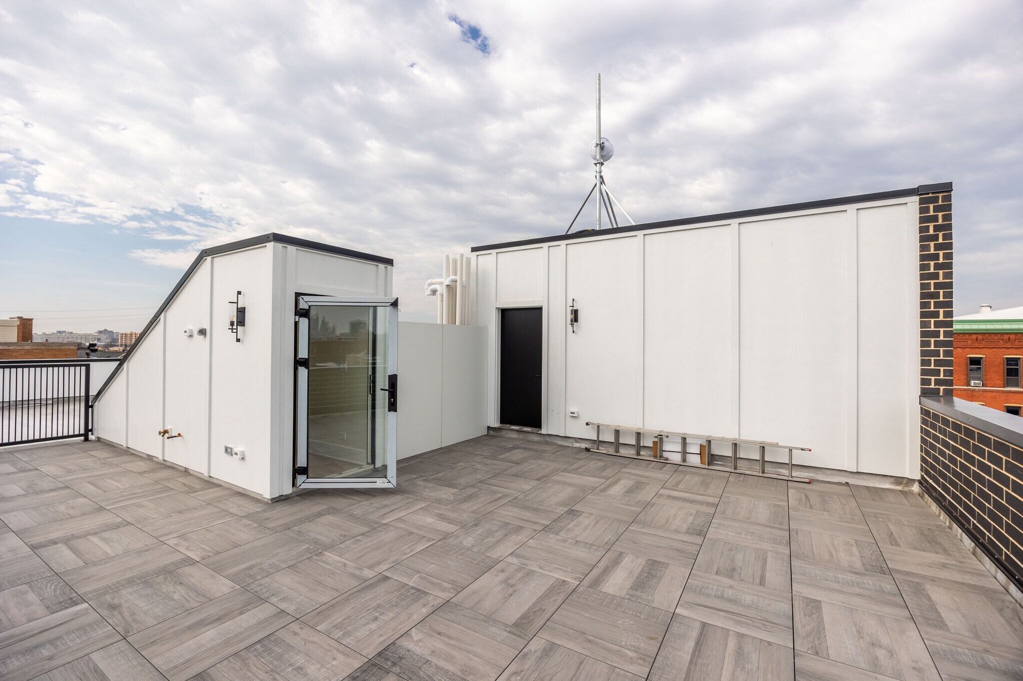 Building Photo - 1610 W Grand Ave