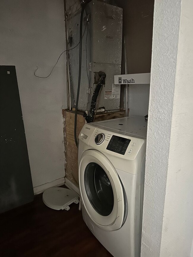 Building Photo - $1000 move-in special