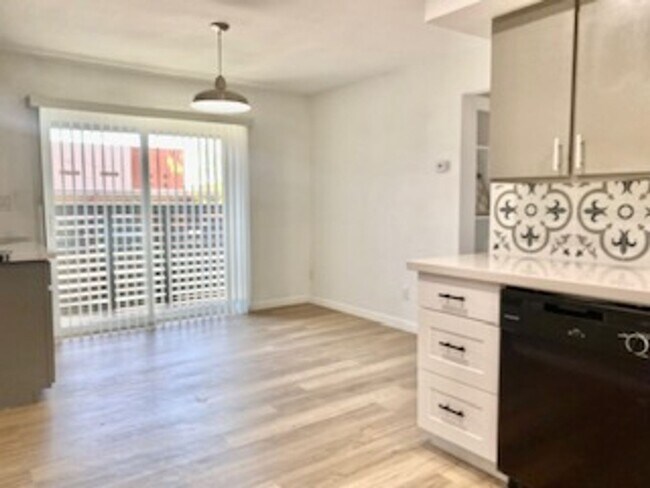 Building Photo - 4 bed 3, bath with connected guest house