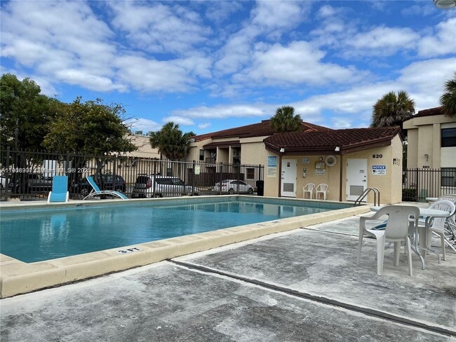 Building Photo - 680 W Park Dr