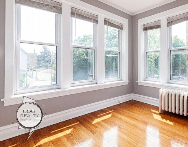 Building Photo - Large, Vintage Two Bedroom in Andersonville