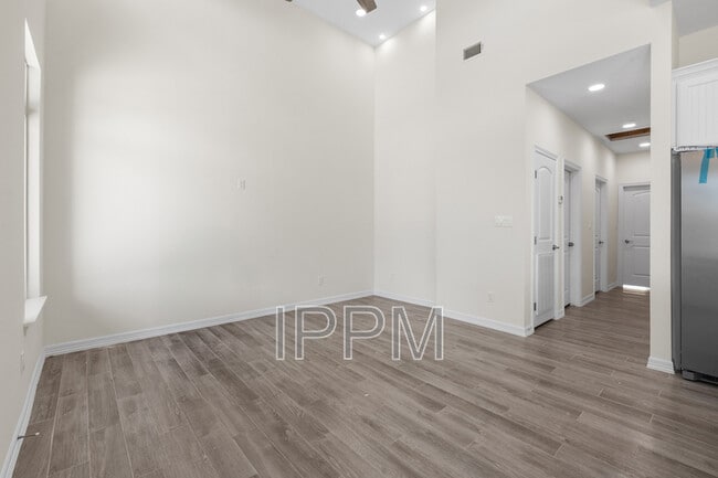 Building Photo - 485 Trumpet