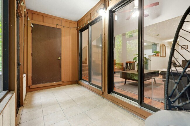 Building Photo - Rockwood Villa 2 bedroom 2 1/2 bath condo