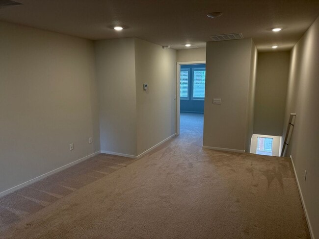 Building Photo - Goregous 2 Bedroom Townhome with 2 Car Gar...