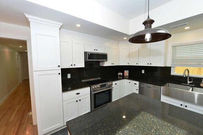 Building Photo - 817 Englewood Dr