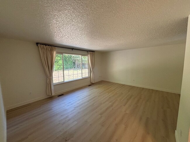 Building Photo - Freshly Updated Troutdale Gem with Enterta...