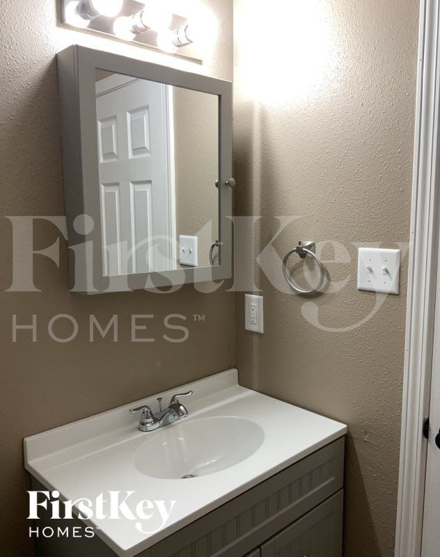 Building Photo - 10830 Clear Spring Dr
