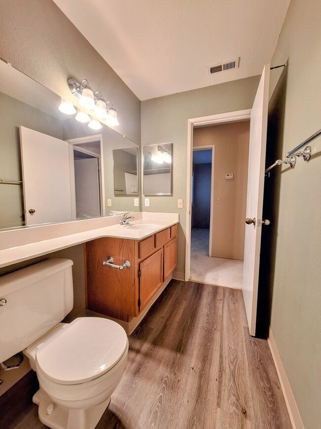Building Photo - Large 2-story 2 Bedroom Townhouse w/Garage...