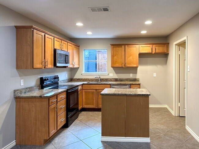 Building Photo - 4 Bedroom / 2 Bath / 2 Car Garage