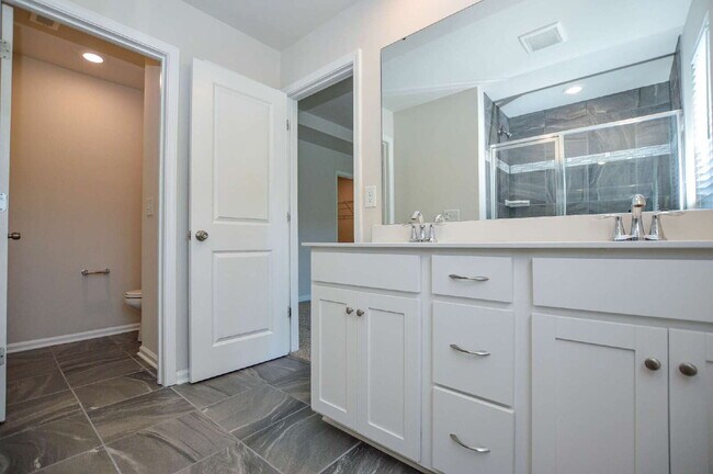 Building Photo - Easy Tega Cay Living in a Thoughtfully Updated Townhome