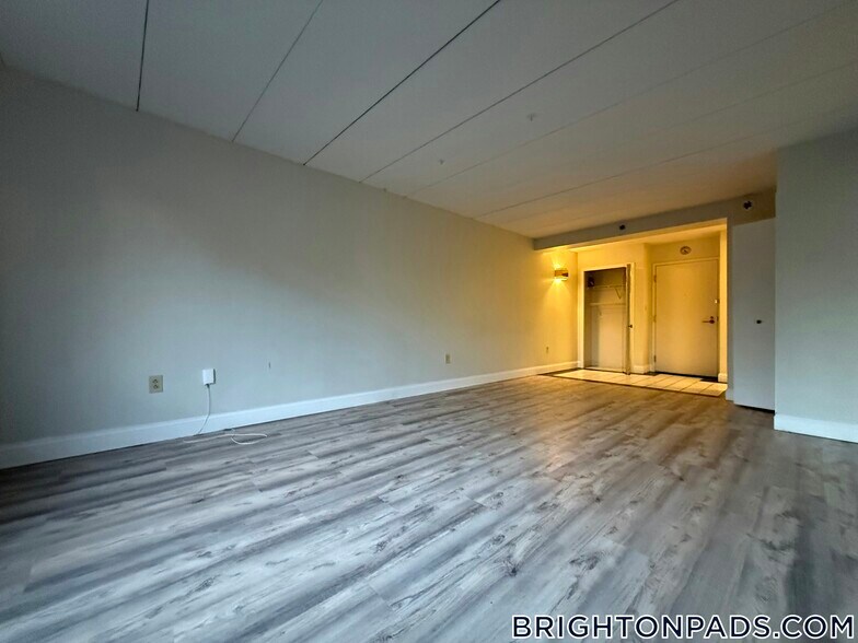 Building Photo - 1933 Commonwealth Ave