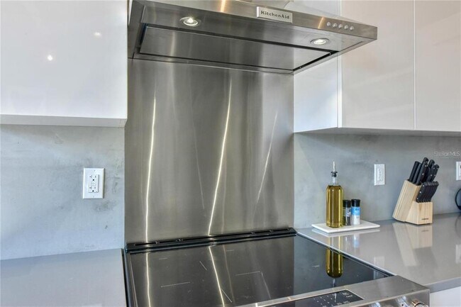 Building Photo - 302 SE Broadway St