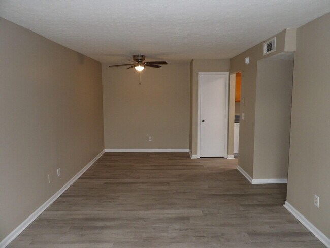 Building Photo - 140 Landings Dr