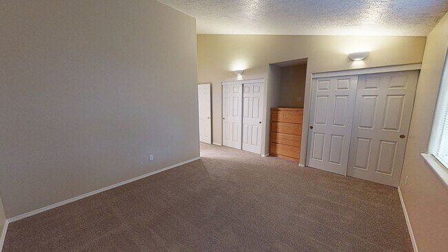 Building Photo - Single Level  House in Sandy- Great Open Floor Plan- Pet Friendly!