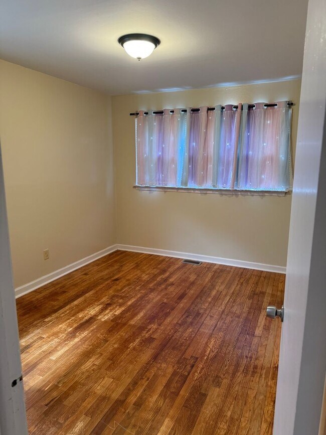Building Photo - Awesome Property for an Awesome Price