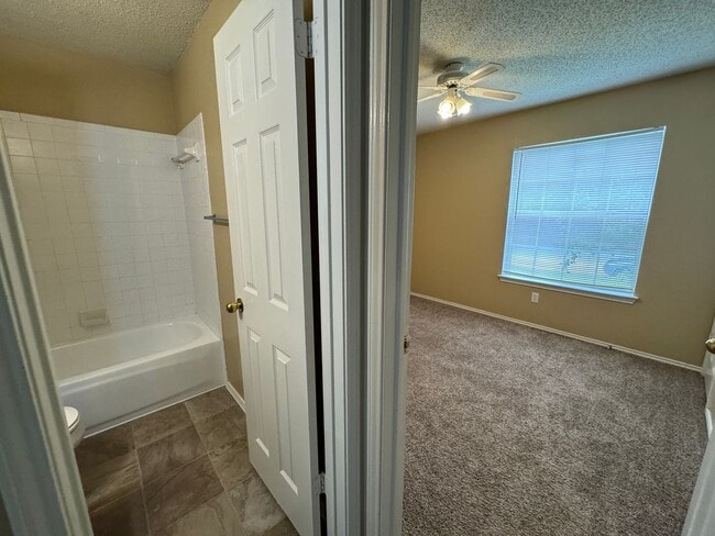 Building Photo - 5006 Glenoak Dr