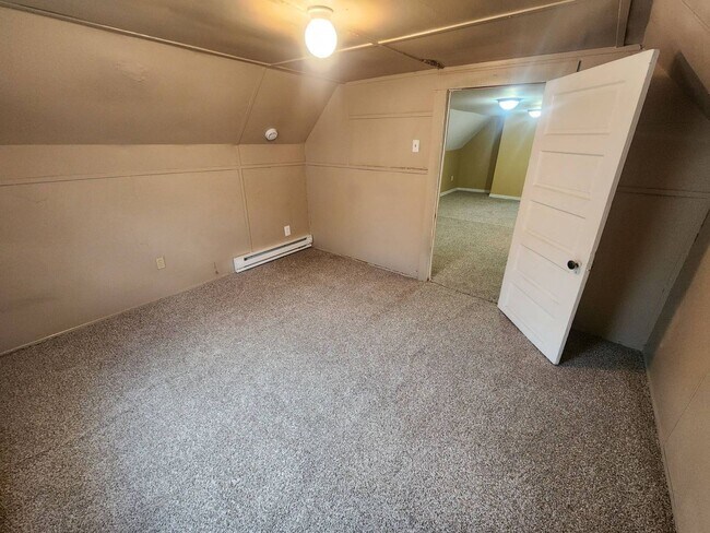 Building Photo - Charming 4-Bedroom Property in Prime Location