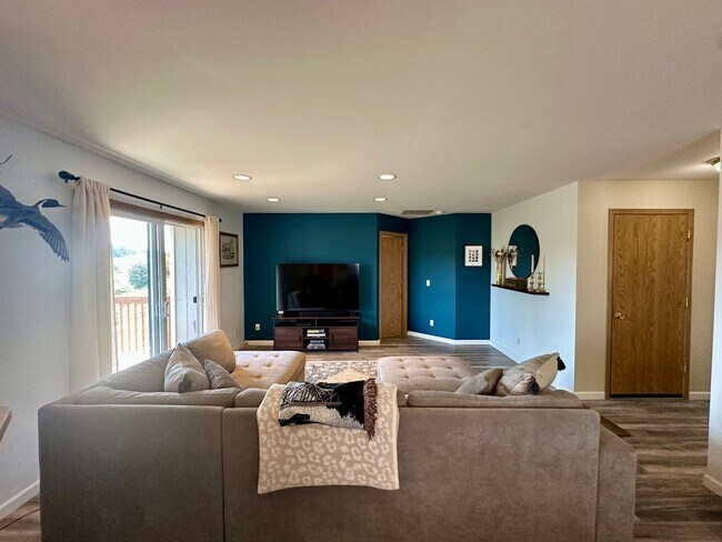 Building Photo - ***PENDING APPLICATIONS***3 Bed/2 Bath Qui...