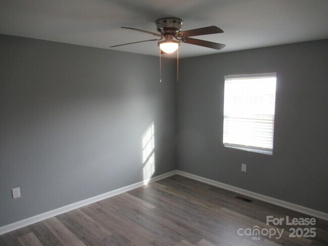 Building Photo - 143 Glen-Gar Dr