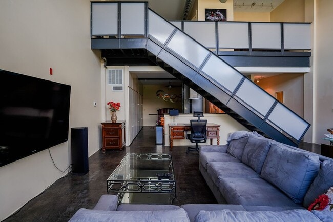 Building Photo - Fully Furnished 2-Level Condo for Traveling Nurses | 1,549 Sq Ft | Private Parking | Shared Living