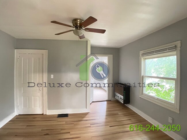 Building Photo - 1 Bed, 1 Bath Upstairs Unit - Move in Ready!