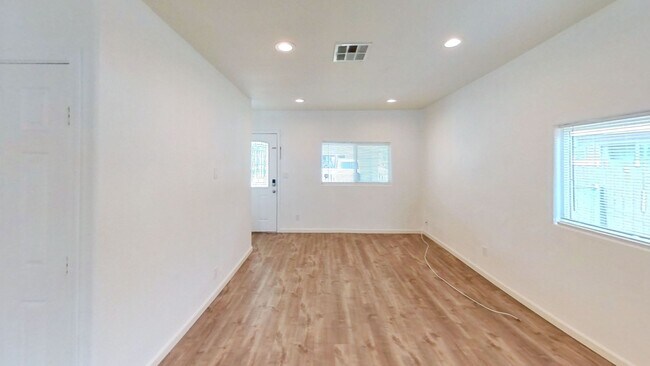 Building Photo - 3189 Sanchez St N