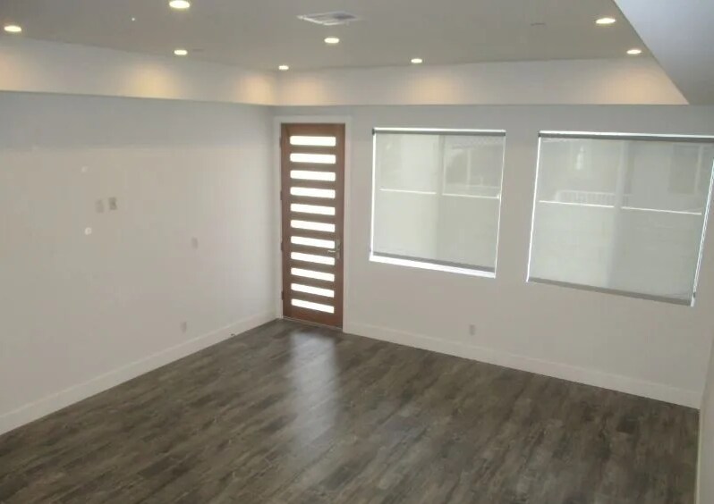 Building Photo - 1211 N Mariposa Ave