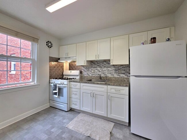 Building Photo - 6620 Boulevard View