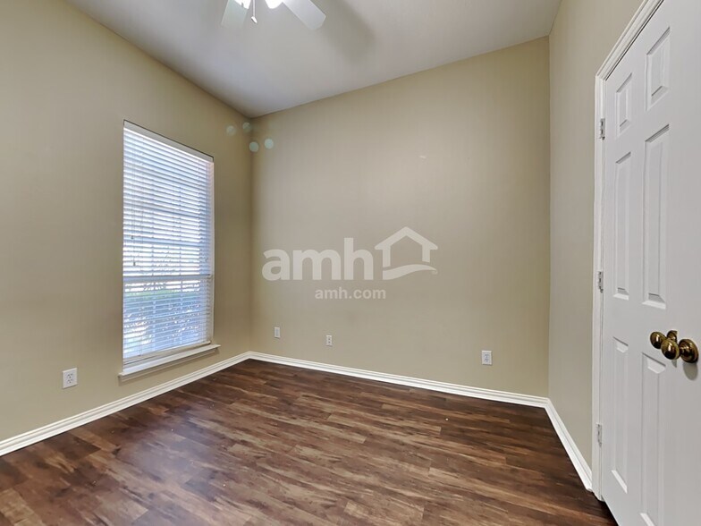 Building Photo - 1712 Farmington Dr