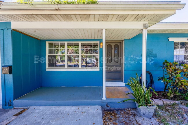 Building Photo - 1028 Canovia Ave