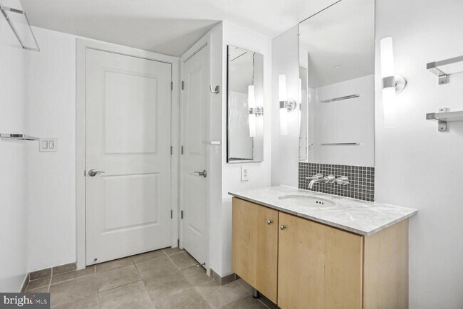 Building Photo - 1025 1st St SE