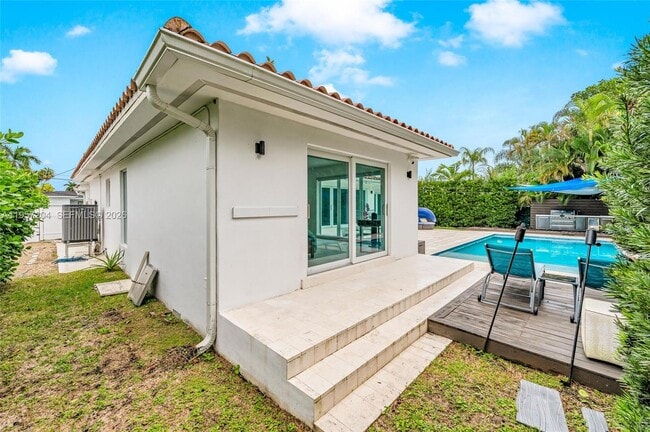 Building Photo - 1080 NE 104th St