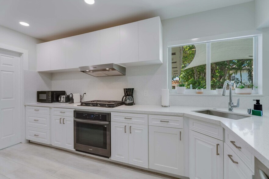 Building Photo - 819 Hollywood Blvd