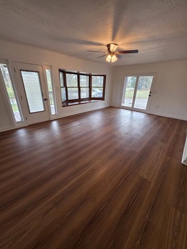 Building Photo - 986 Old Mail Rd