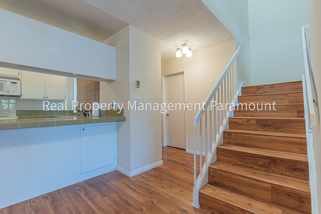 Building Photo - Spacious townhouse in LA