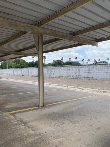 Building Photo - 1209 Swallow Ave