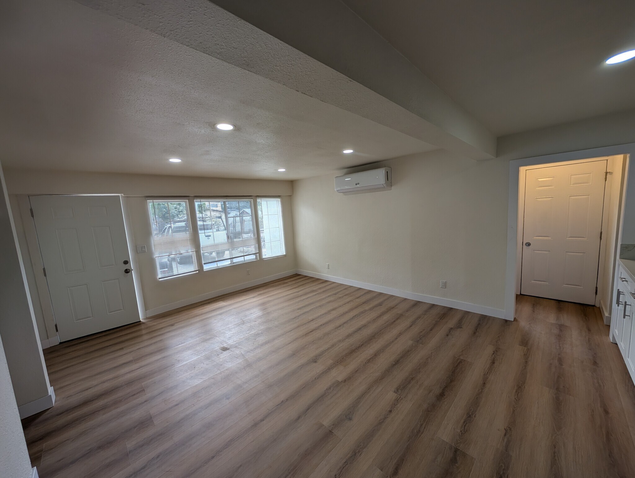 Building Photo - 827 Laveta Ter