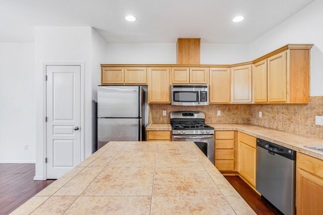 Building Photo - 3 bed, 3.5 bath townhouse in McKenzie Ridg...