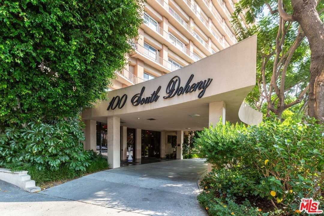 Building Photo - 100 S Doheny Dr