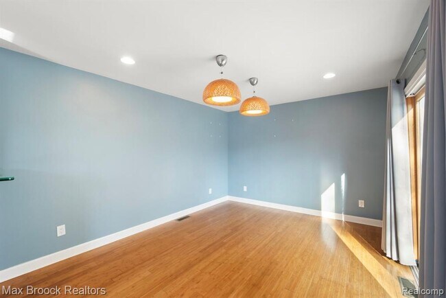 Building Photo - 3602 Elmhurst Ave