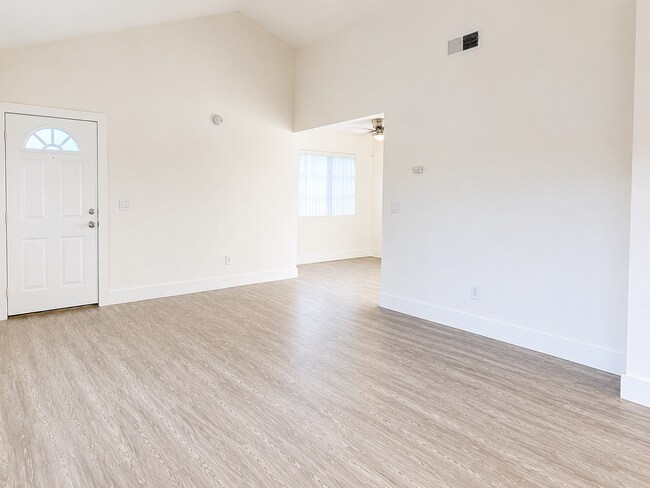 Building Photo - 134 S Van Buren St