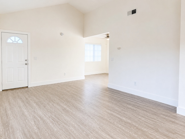 Building Photo - Beautiful 3 Bedroom Apartment In Placentia
