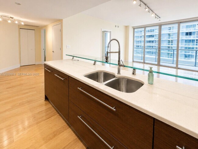 Building Photo - 475 Brickell Ave