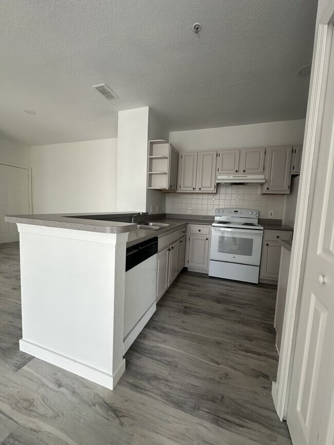 Building Photo - Beautifully Renovated 4 Bed / 2 Bath Condo in Visconti West Condominium- Water View