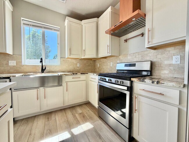 Building Photo - 673 W Beth Cir